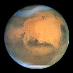 Mars Sıcaklık düşüktür(-80° C ile -160° C). Atmosferin büyük çoğunluğu karbondioksitten oluşur. Yüzeyi kızıl renkli ve kayalıktır. Kendi çevresindeki dönüşünü 24 saat 37 dakikada, güneş çevresindeki dönüşünü 687 günde tamamlar.