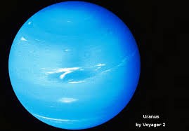 Uranüs Metan gazı içeren atmosferi nedeniyle mavi-yeşil renkli, çok soğuk bir gezegendir(-190° C). Kendi çevresindeki dönüşünü 17 saatte, güneş çevresindeki dönüşünü 84 yılda tamamlar.